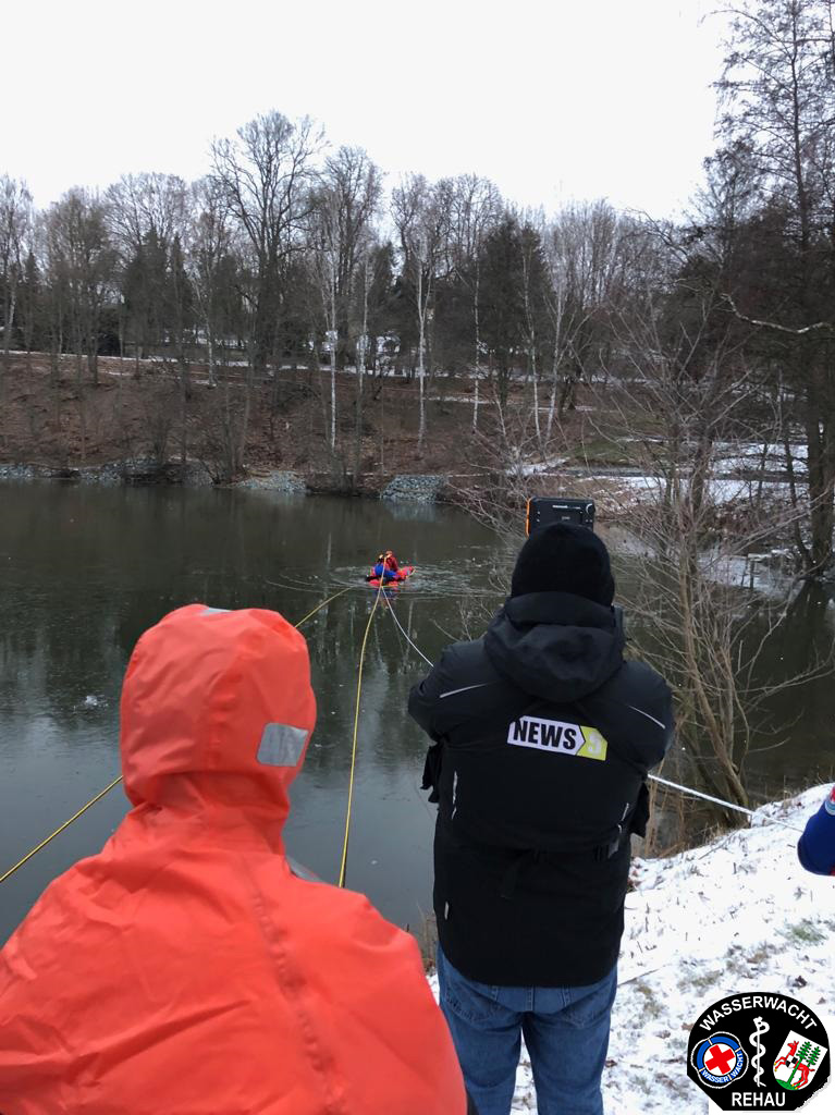 Eisrettungsuebung News5 sicher